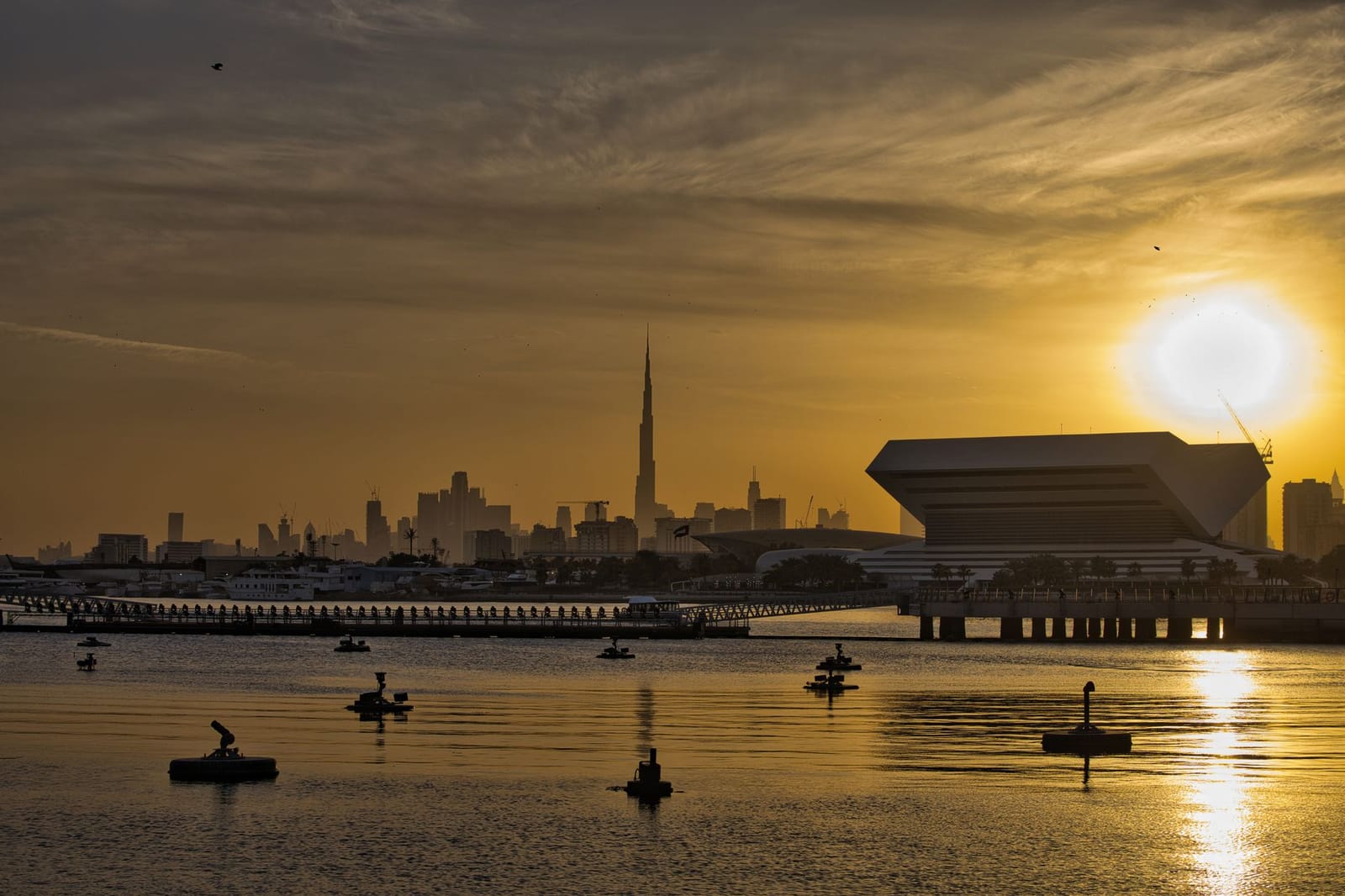 Водный канал и небоскрёбы Business Bay в Дубае