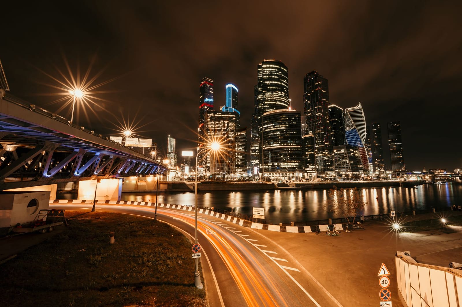 Башни Москва-Сити в вечерней подсветке