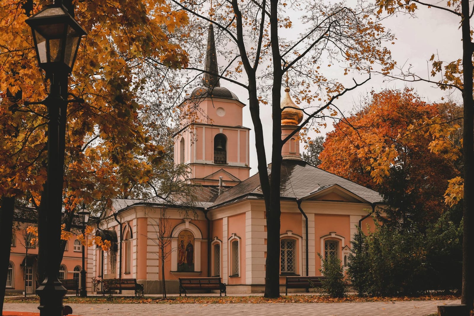 Храм и осенние деревья в центре Москвы