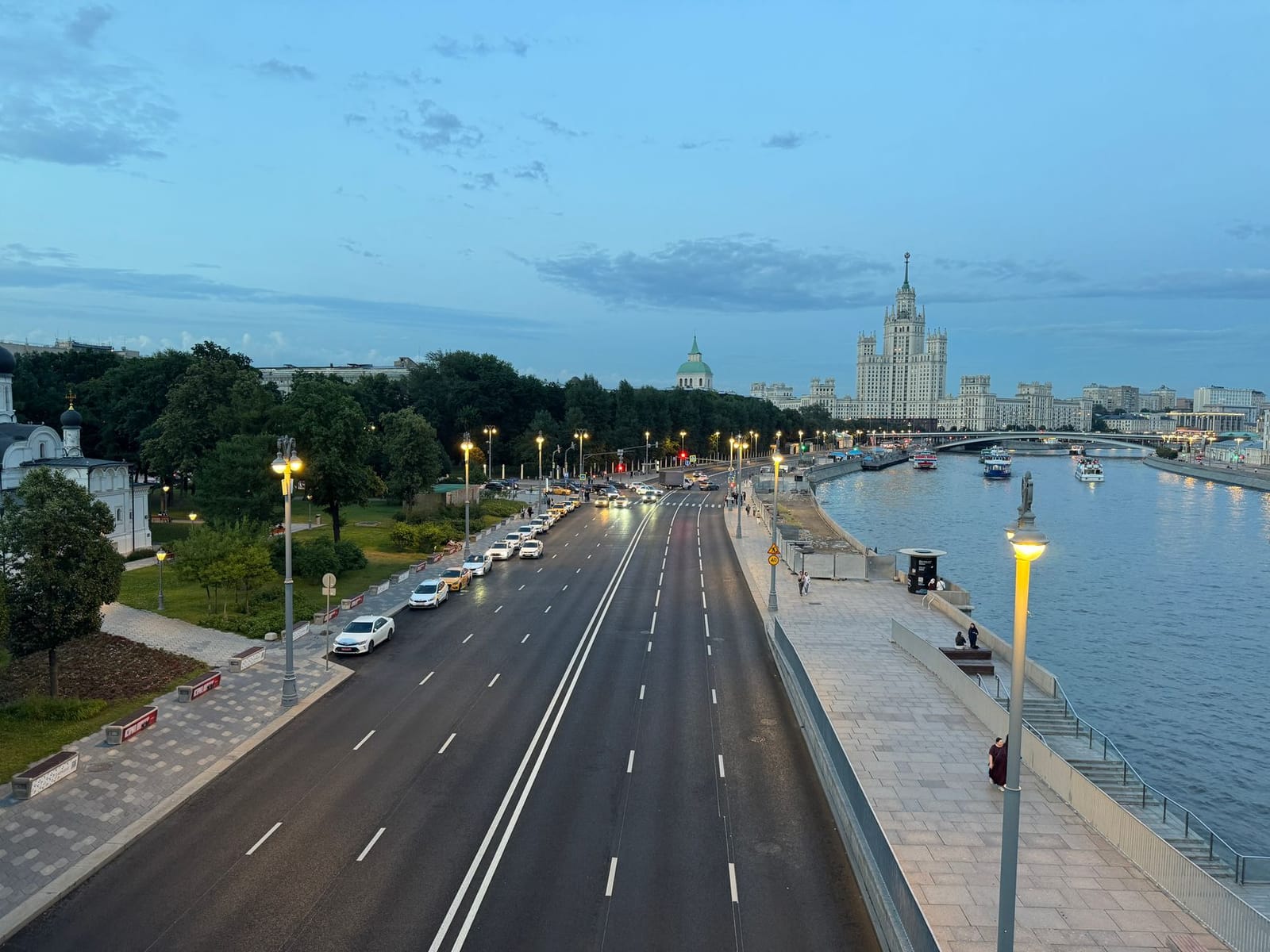 Вечерняя набережная Москвы-реки