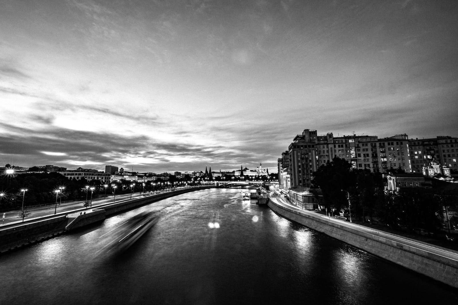 Ночная набережная Москвы-реки