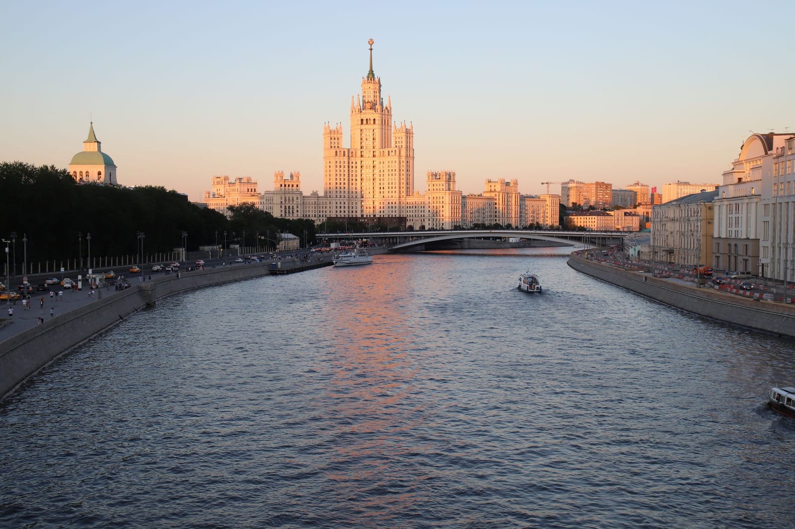 Мост и набережная Москвы-реки