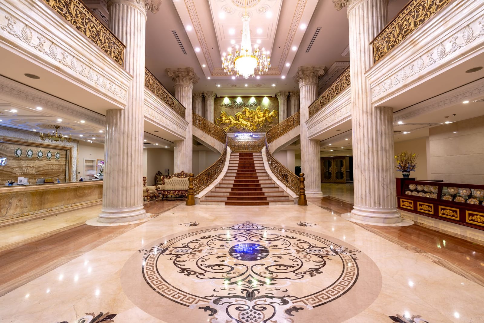 Ресепшн с мраморной отделкой