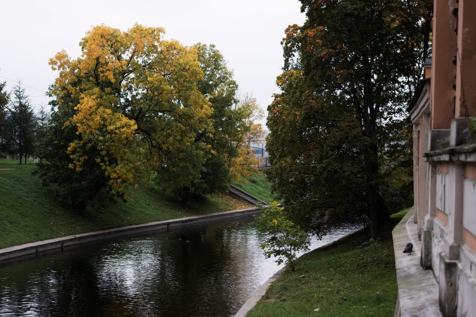 Гранитная набережная реки в Петербурге