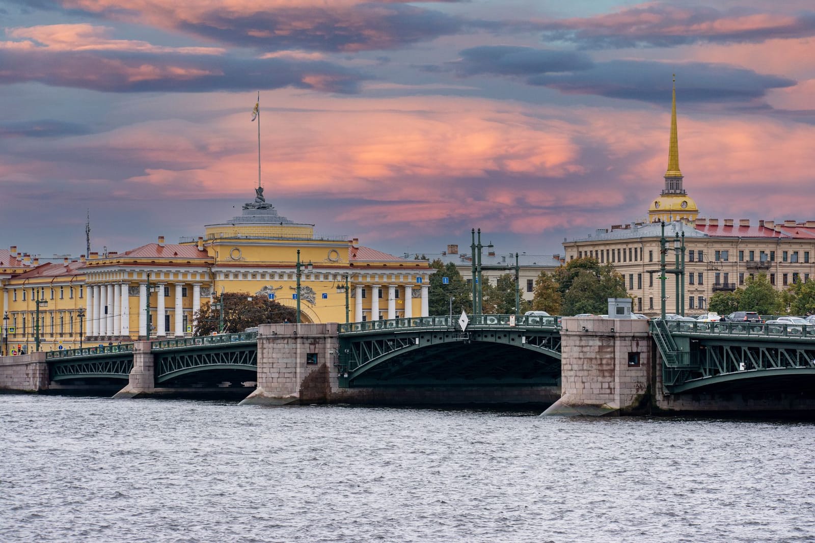 Разводные мосты Невы вечером